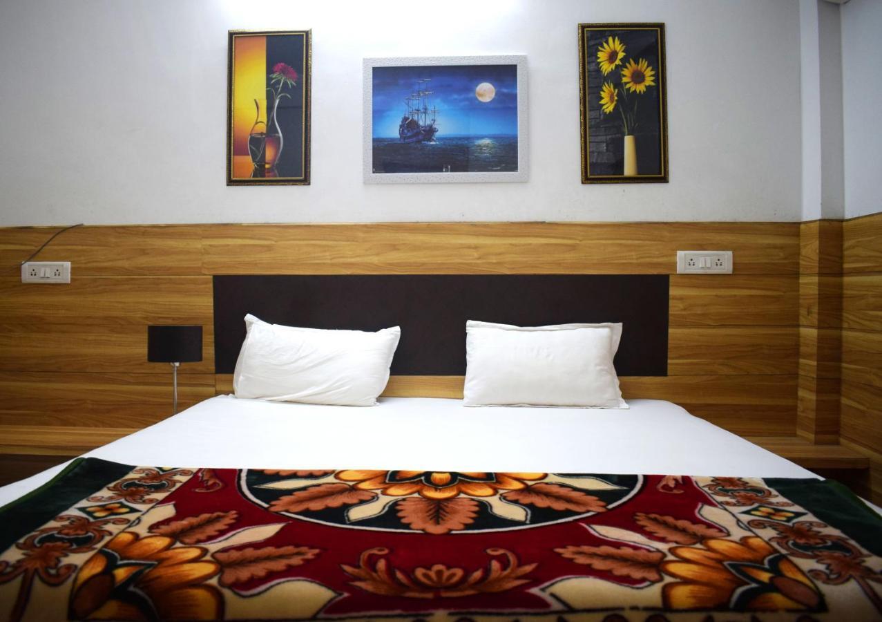 Hotel Parth Sitapur Muafi Esterno foto