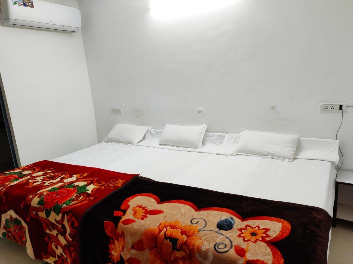 Hotel Parth Sitapur Muafi Esterno foto