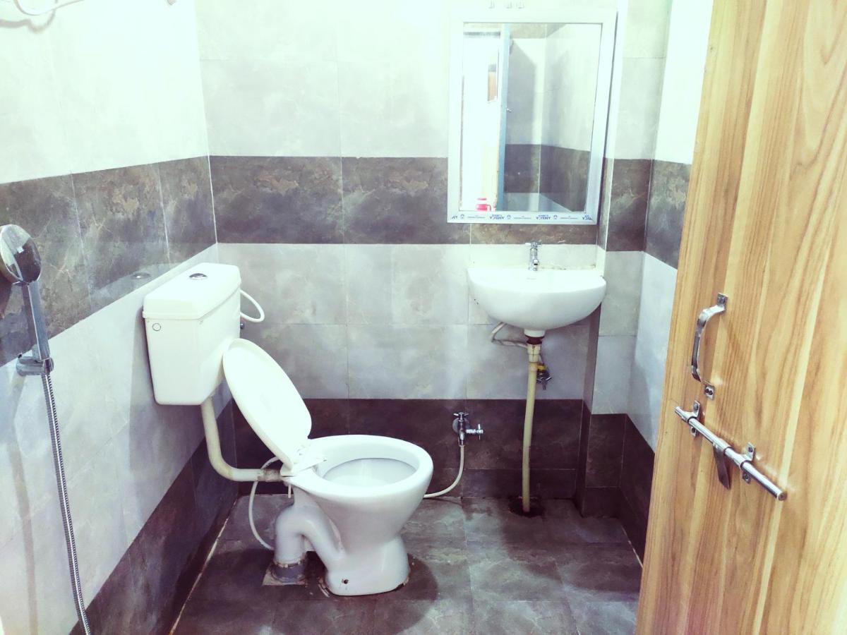 Hotel Parth Sitapur Muafi Esterno foto